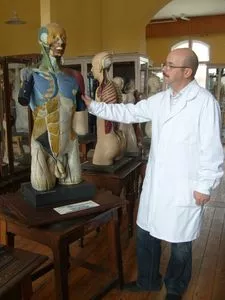 Dr Michał Porwolik przy modelu anatomicznym człowieka