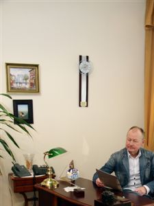 Andrzej Żywirski (prezydent NWSM) siedzący przy biurku 