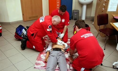 Studenci ratownictwa medycznego w trakcie nauki resuscytacji