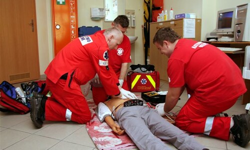 Studenci ratownictwa medycznego w trakcie nauki resuscytacji