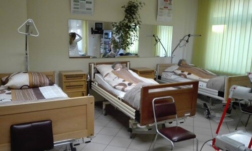 Widok pracowni pielęgniarskiej obejmujący łóżka z manekinami